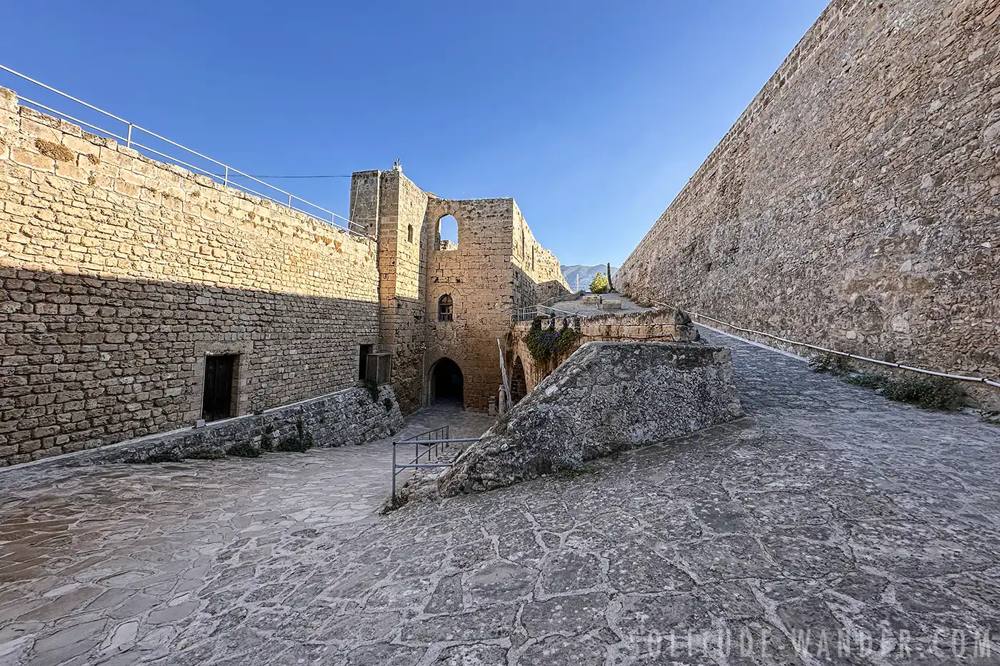 Walls-castle-Kyrenia-Solitude-Wander